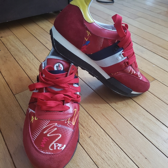 This is a beautiful used Moncler snears - Picture 2 of 4